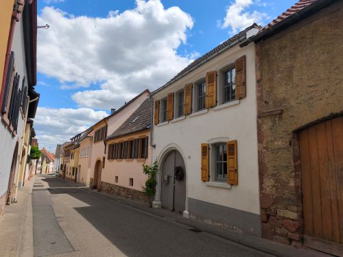 Hauptstraße Nr.35 in Alsterweiler, Ansicht von der Hauptstraße auf das Anwesen mit dem Renaissancetorbogen 1604.