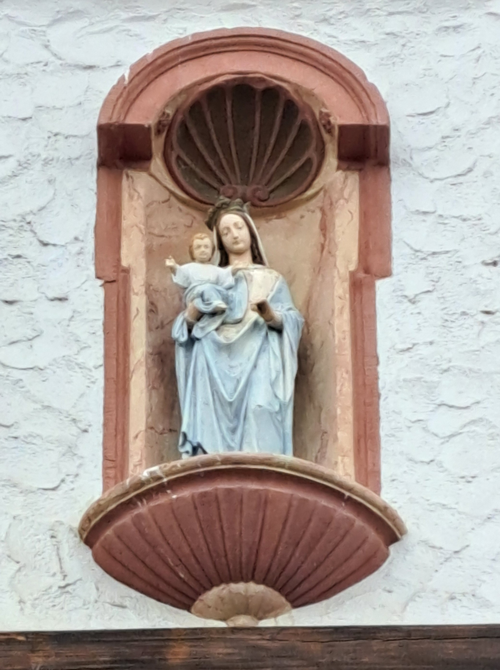 Hausfigur muehlstrasse 14 winzergenossenschaft maria jesuskind 2024.jpg