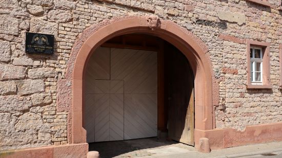 Datei:Alsterweiler Hauptstraße 22 Torfahrt.jpg