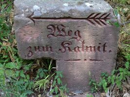 Ein Wegweiserstein mit der Inschrift "Weg zum Kalmit."[11][anm 5][anm 6] © Matthias C.S. Dreyer 2015